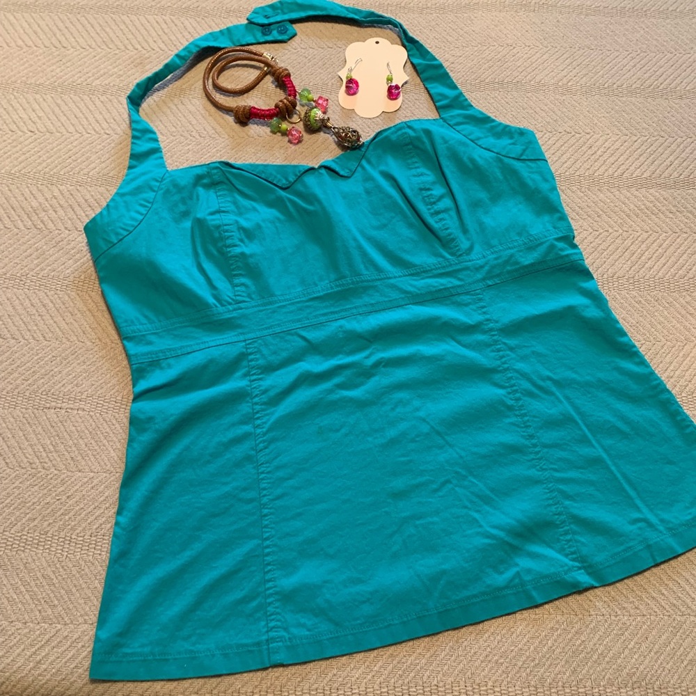 turquoise top with accessory